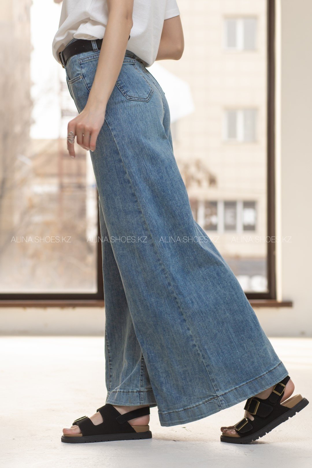 Джинсы широкие и расклешенные alinashoes голубой купить,NaN