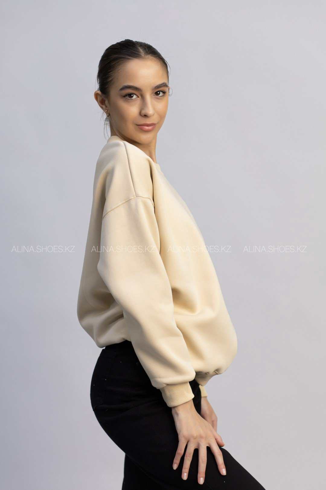 Свитшот alinashoes без принта светло-бежевый 2XL купить,NaN