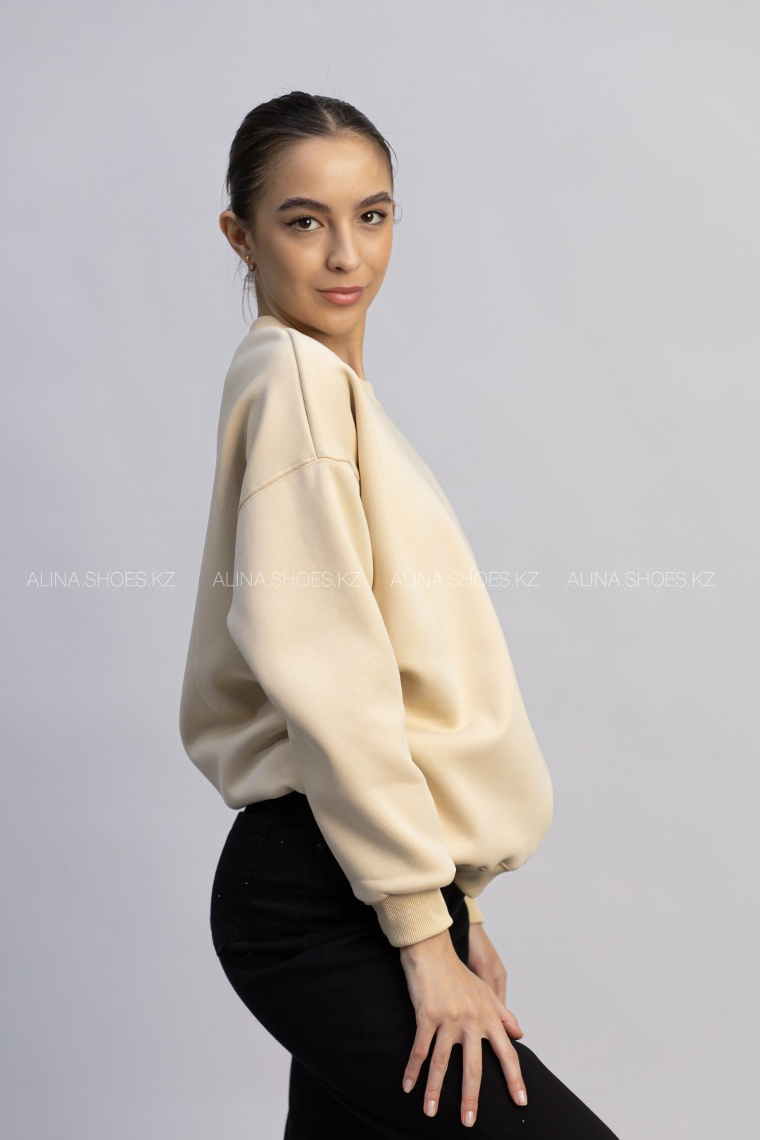 Свитшот alinashoes без принта светло-бежевый M купить,NaN