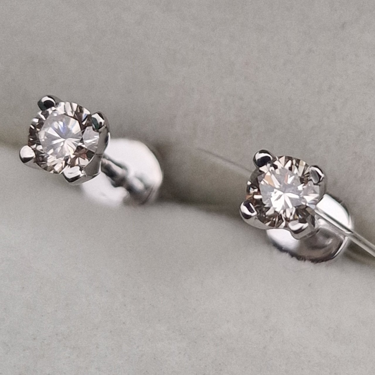 Серьги Deimantas 100068021 1,34гр 0,368ct. купить,NaN