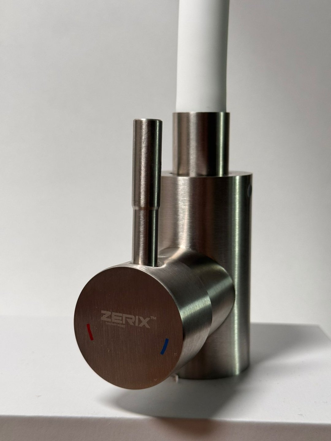 Смеситель с гибким изливом ZERIX SUS-011 REFL.White, нержавеющая сталь, цвет белый купить,13000