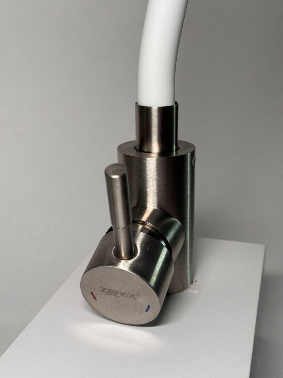 Смеситель с гибким изливом ZERIX SUS-011 REFL.White, нержавеющая сталь, цвет белый купить,13000
