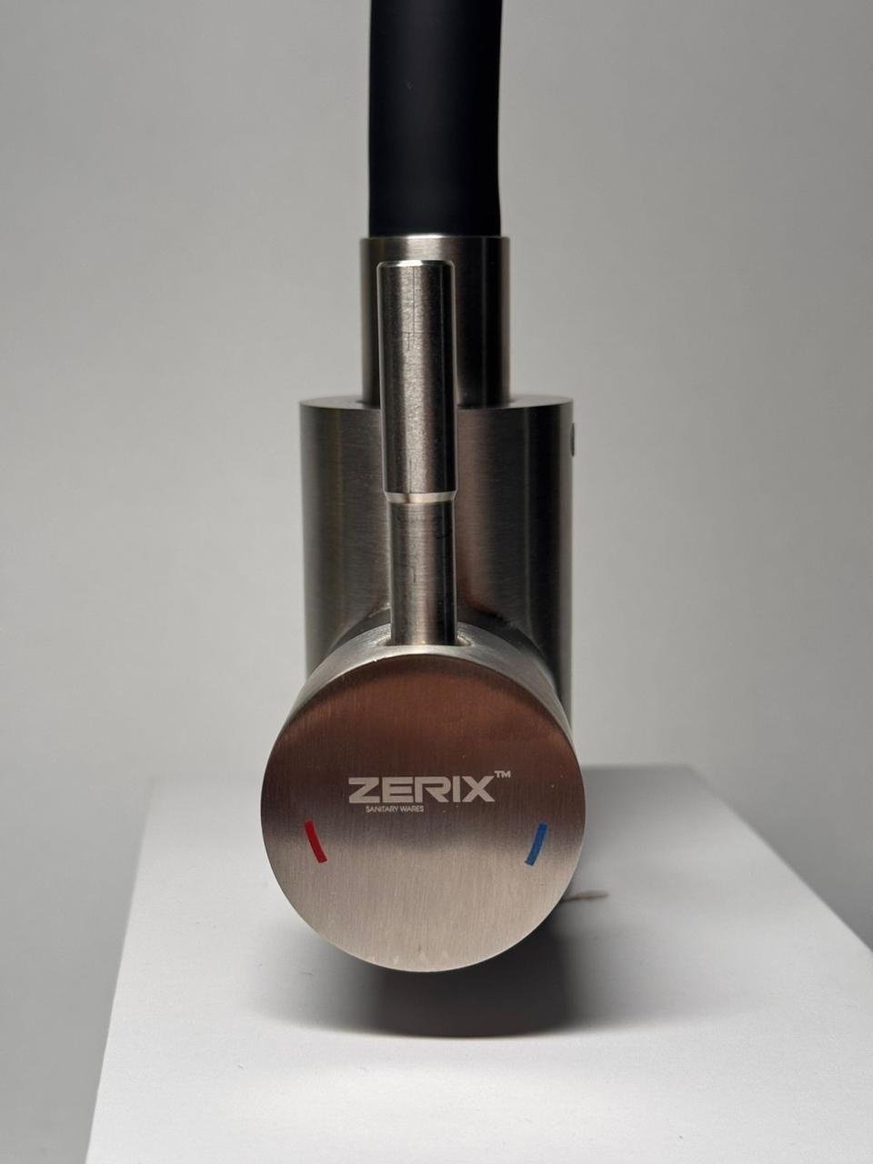 Смеситель с гибким изливом ZERIX SUS-011, нержавеющая сталь, цвет черный купить,13000