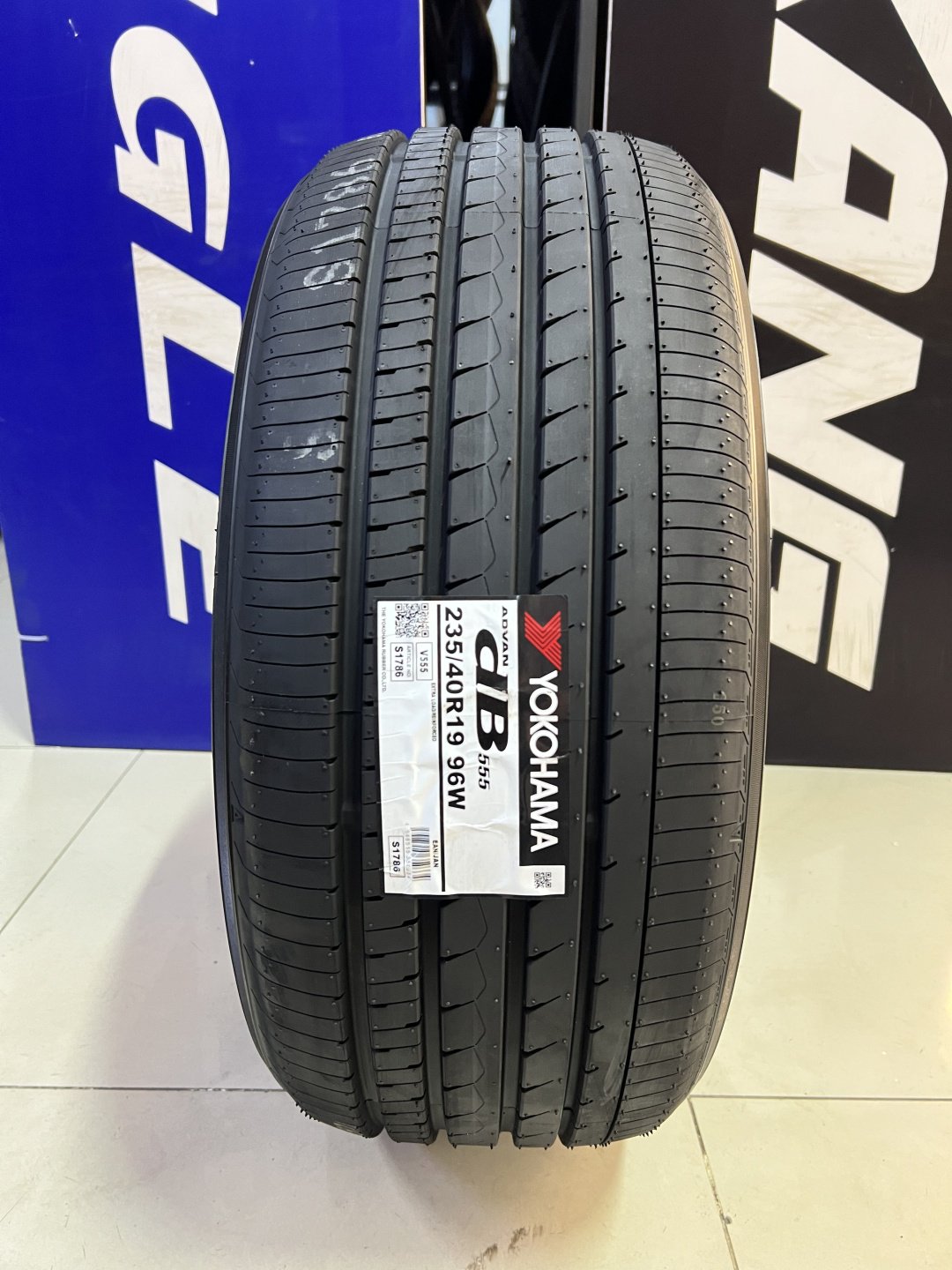 Yokohama 2026 Advan dB V555 235/40 R19 96 W без шипов