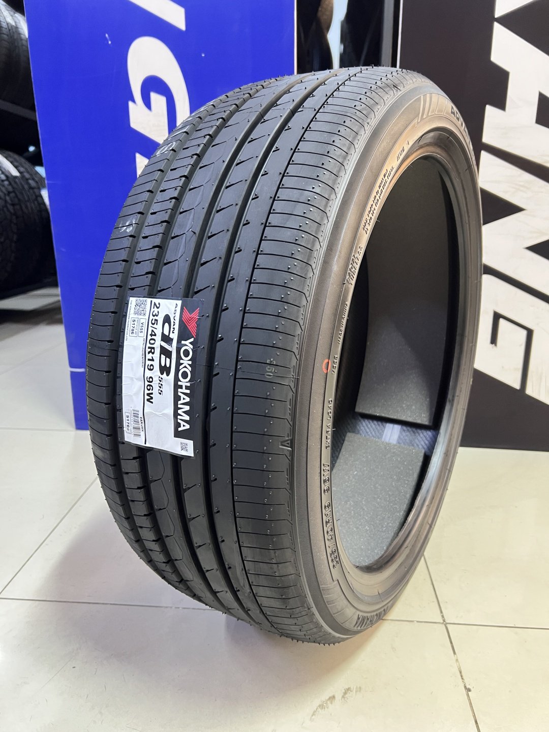 Yokohama 2026 Advan dB V555 235/40 R19 96 W без шипов