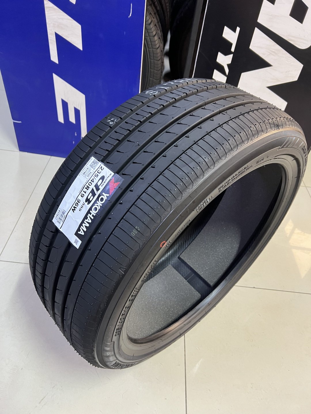Yokohama 2026 Advan dB V555 235/40 R19 96 W без шипов