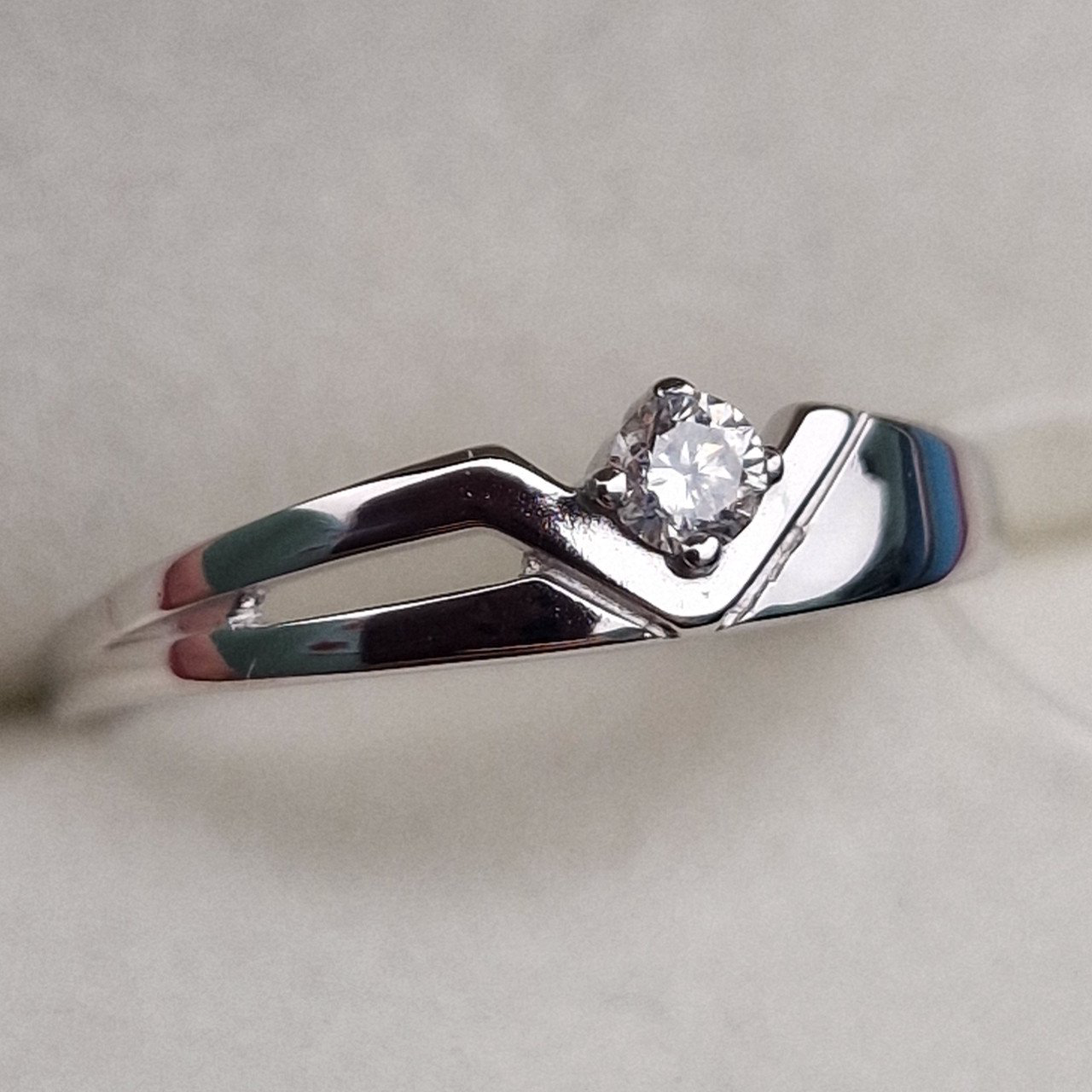 Кольцо Deimantas 100067978 16р 1гр 0,076ct. купить,NaN