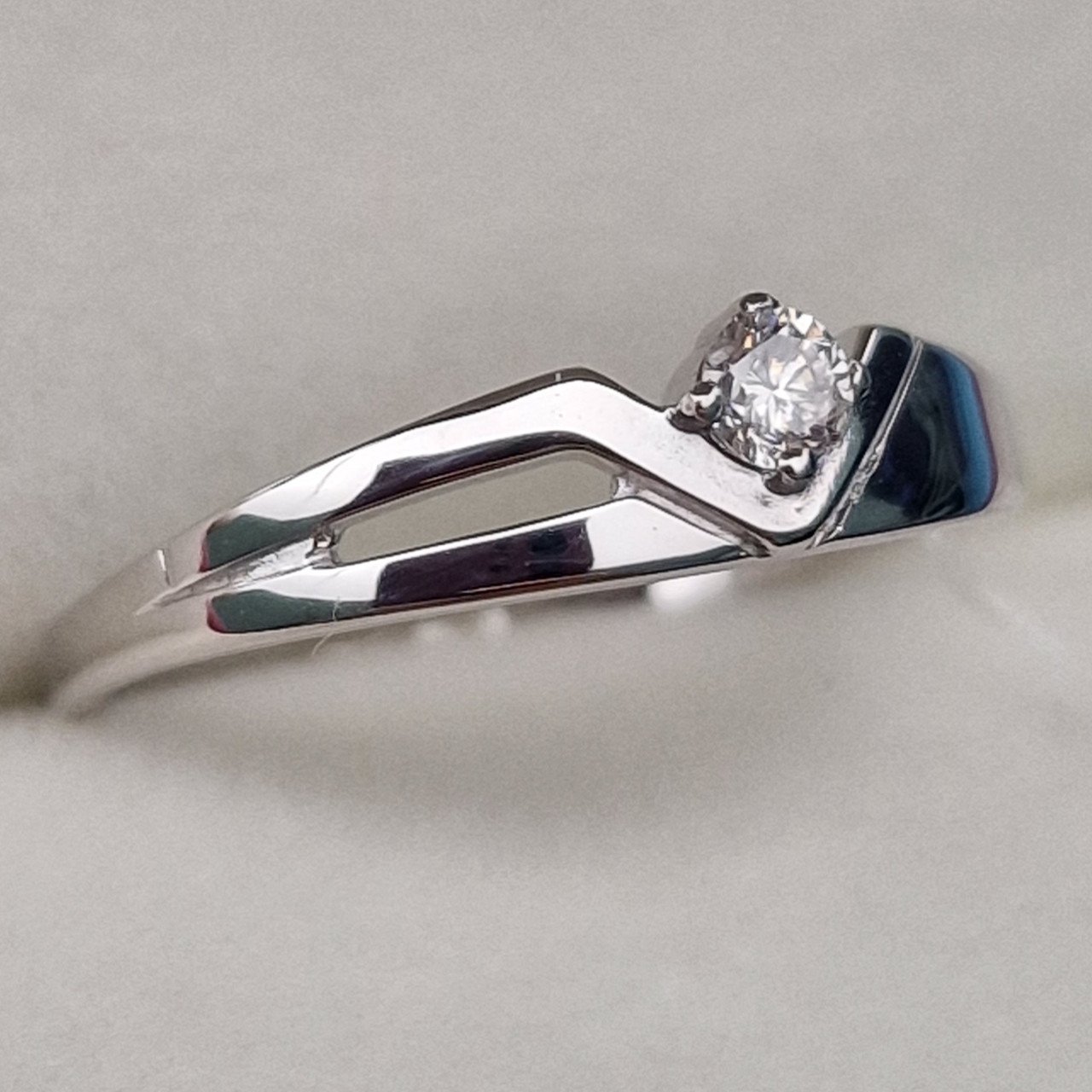 Кольцо Deimantas 100067978 16р 1гр 0,076ct. купить,NaN