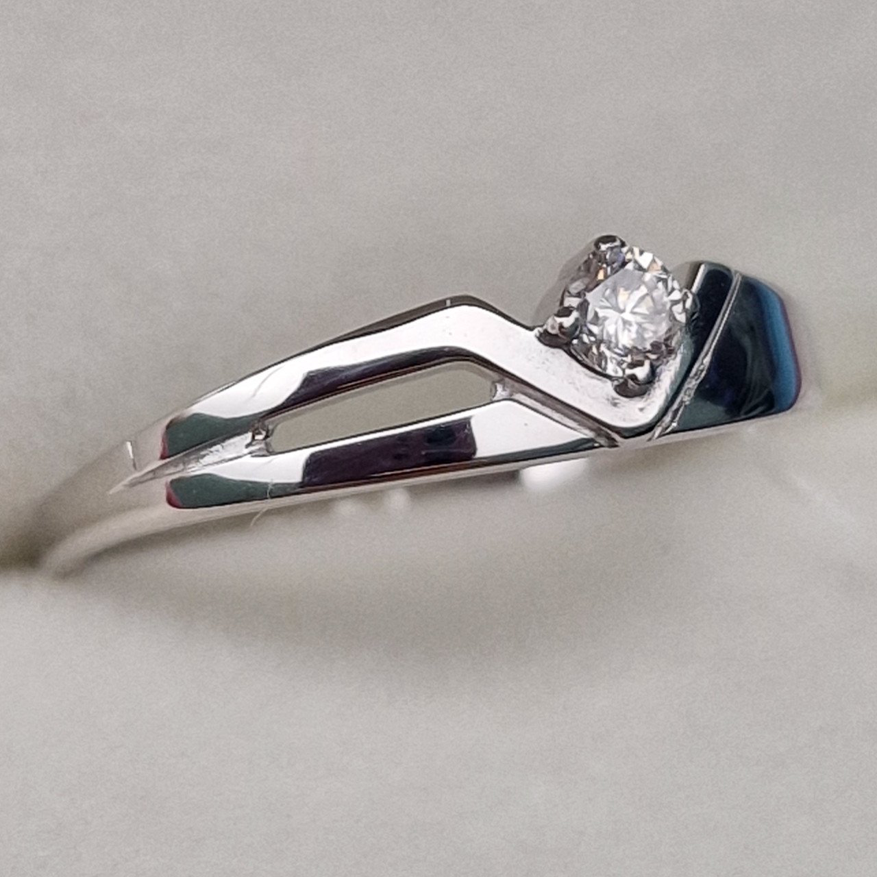 Кольцо Deimantas 100067978 16р 1гр 0,076ct. купить,NaN