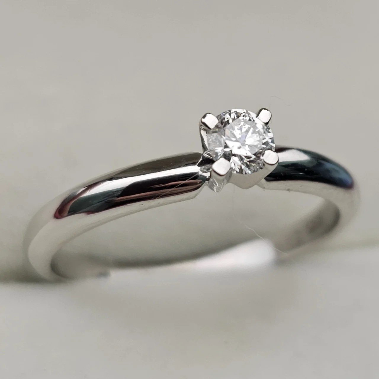 Кольцо Deimantas 107108011 17,5р 0,195гр 0,195ct. купить,NaN