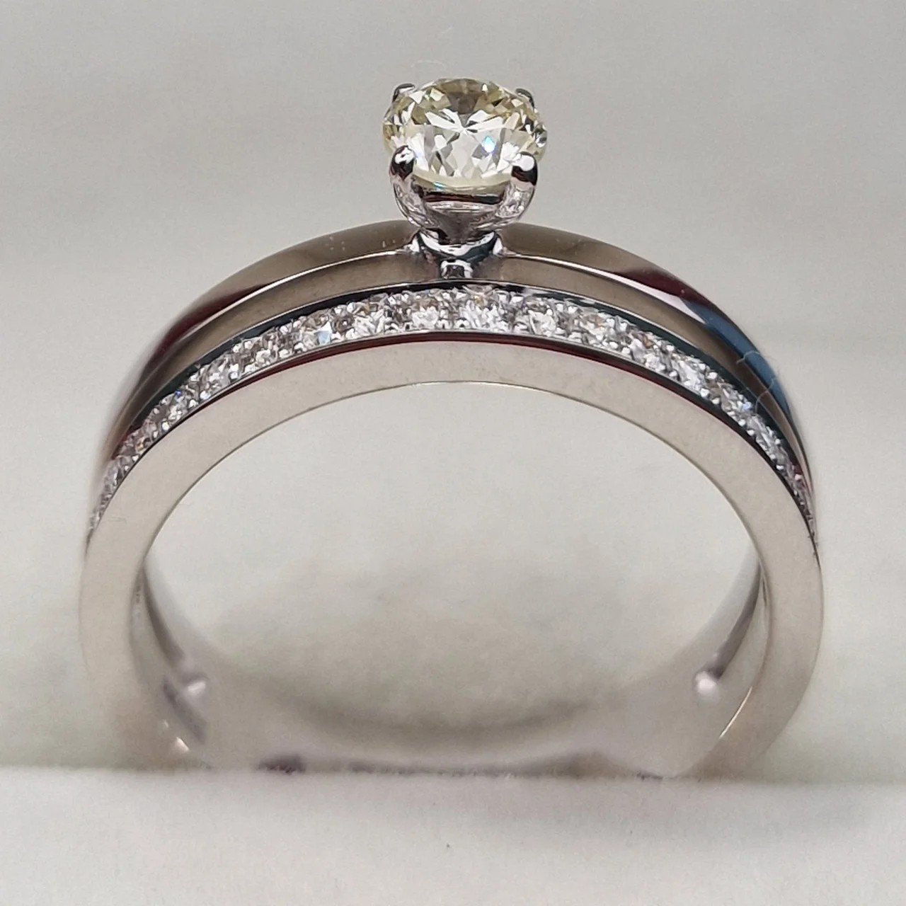 Кольцо Deimantas 106744639 17р 5,25гр 0,60ct. купить,NaN