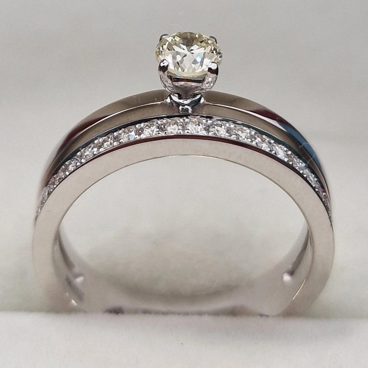 Кольцо Deimantas 106744639 17р 5,25гр 0,60ct. купить,NaN