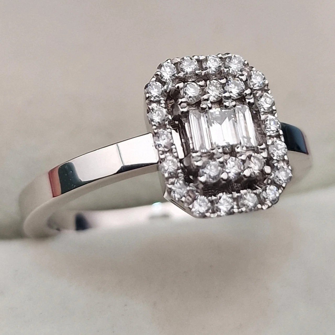 Кольцо Deimantas 106744606 17р 3,72гр 0,41ct. купить,NaN