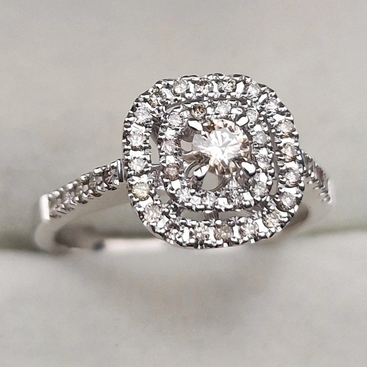 Кольцо Deimantas 106723867 17,5р 3,65гр 0,49ct. купить,NaN
