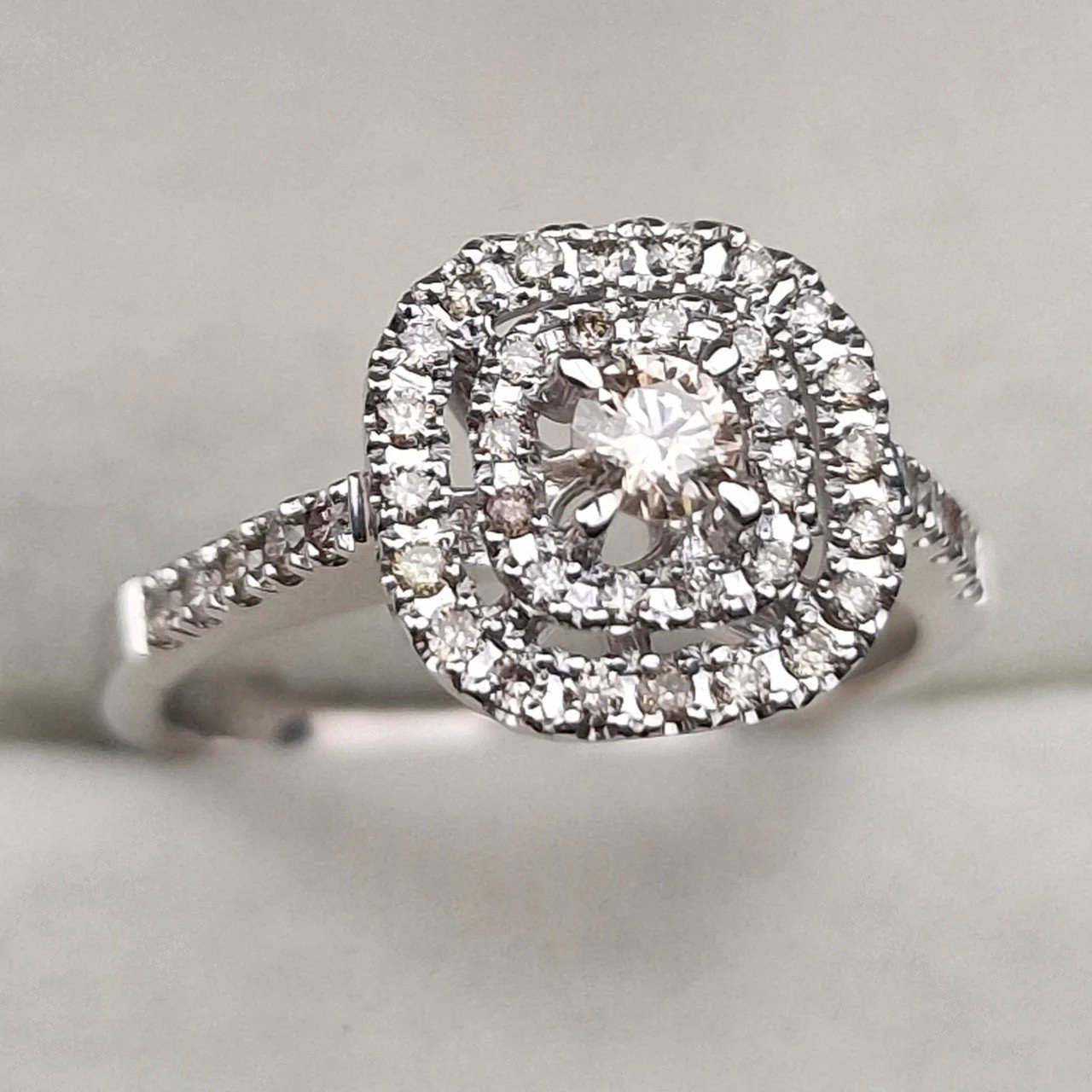Кольцо Deimantas 106723867 17,5р 3,65гр 0,49ct. купить,NaN