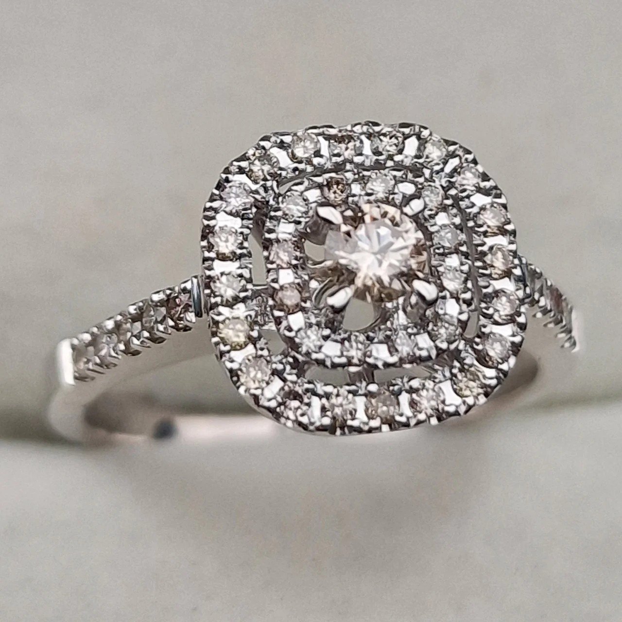 Кольцо Deimantas 106723867 17,5р 3,65гр 0,49ct. купить,NaN