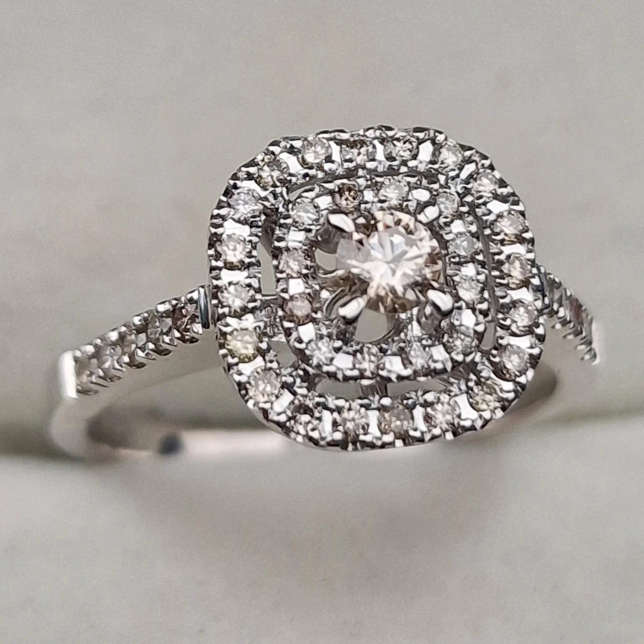 Кольцо Deimantas 106723867 17,5р 3,65гр 0,49ct. купить,NaN