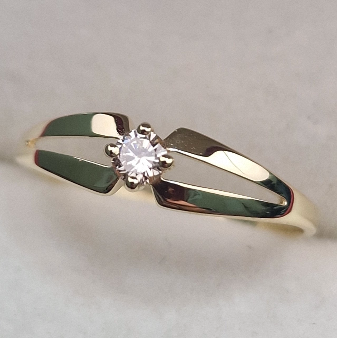 Кольцо Deimantas 100592459 16,5р 1,07гр 0,10ct. купить,NaN