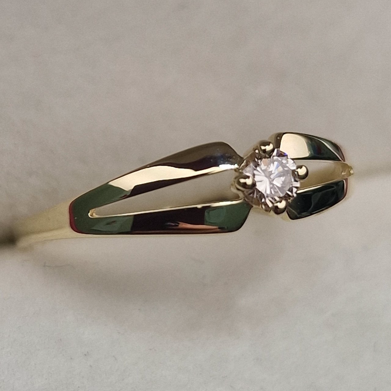 Кольцо Deimantas 100592459 16,5р 1,07гр 0,10ct. купить,NaN