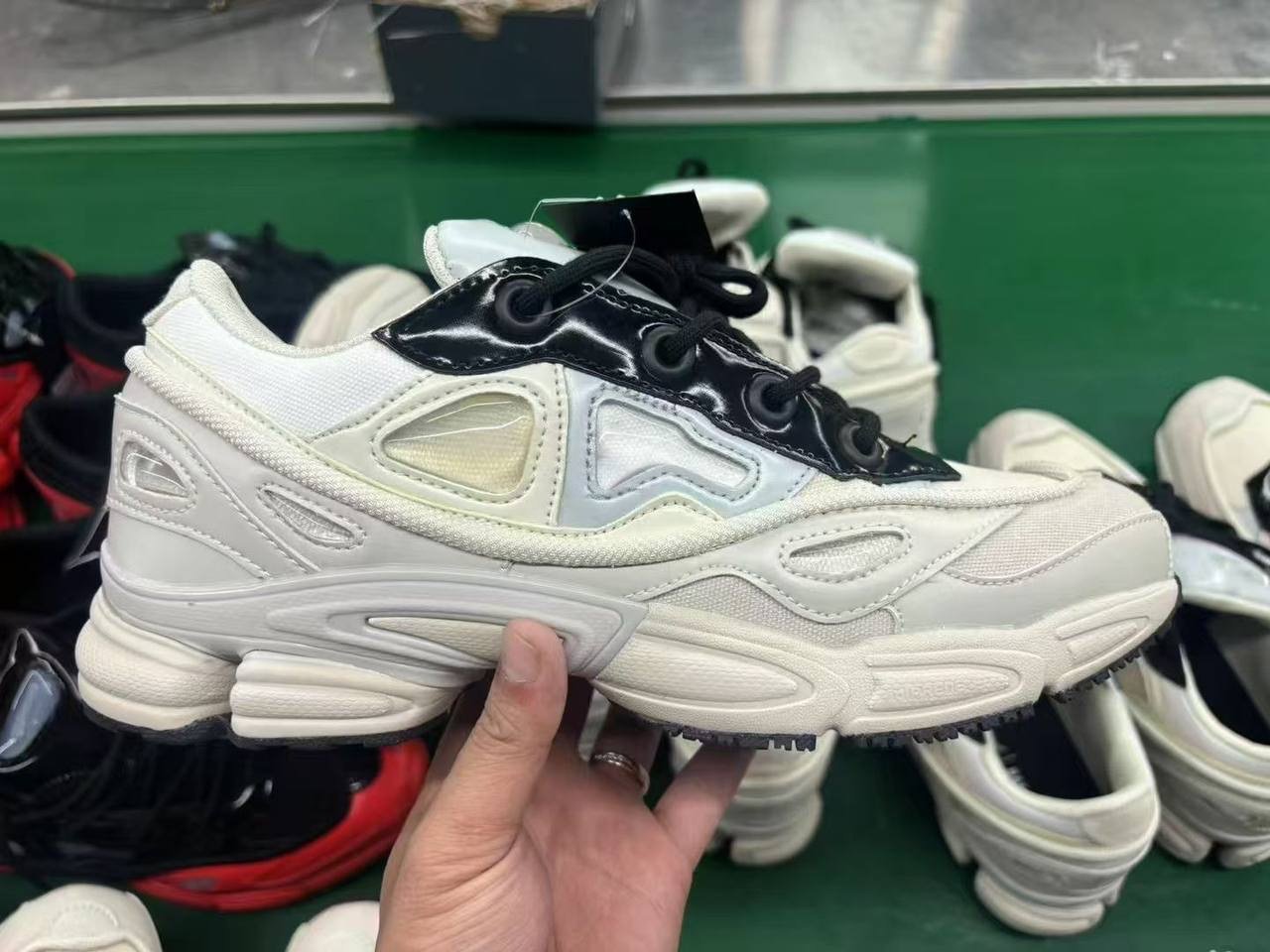 Кроссовки Raf Simons RAF SIMONS OZWEEGO 3 бежевый купить,NaN
