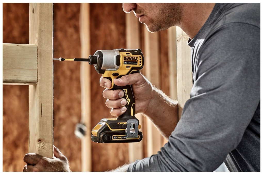 DeWALT шуруповерт DCF840N-XJ