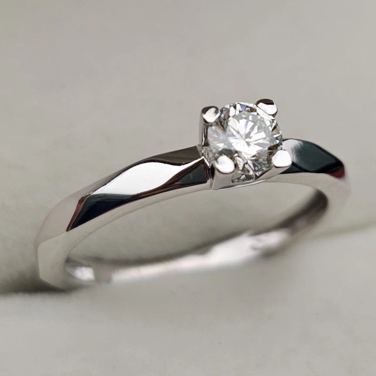 Кольцо Deimantas 107988401 17р 2,35гр 0,32ct. купить,NaN