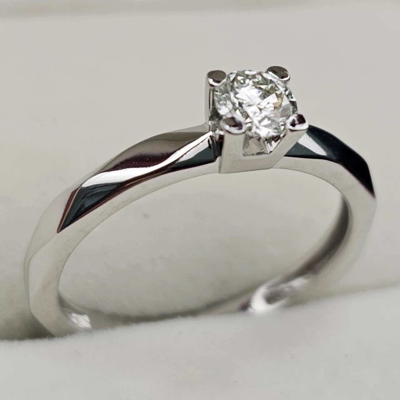 Кольцо Deimantas 107988401 17р 2,35гр 0,32ct. купить,NaN