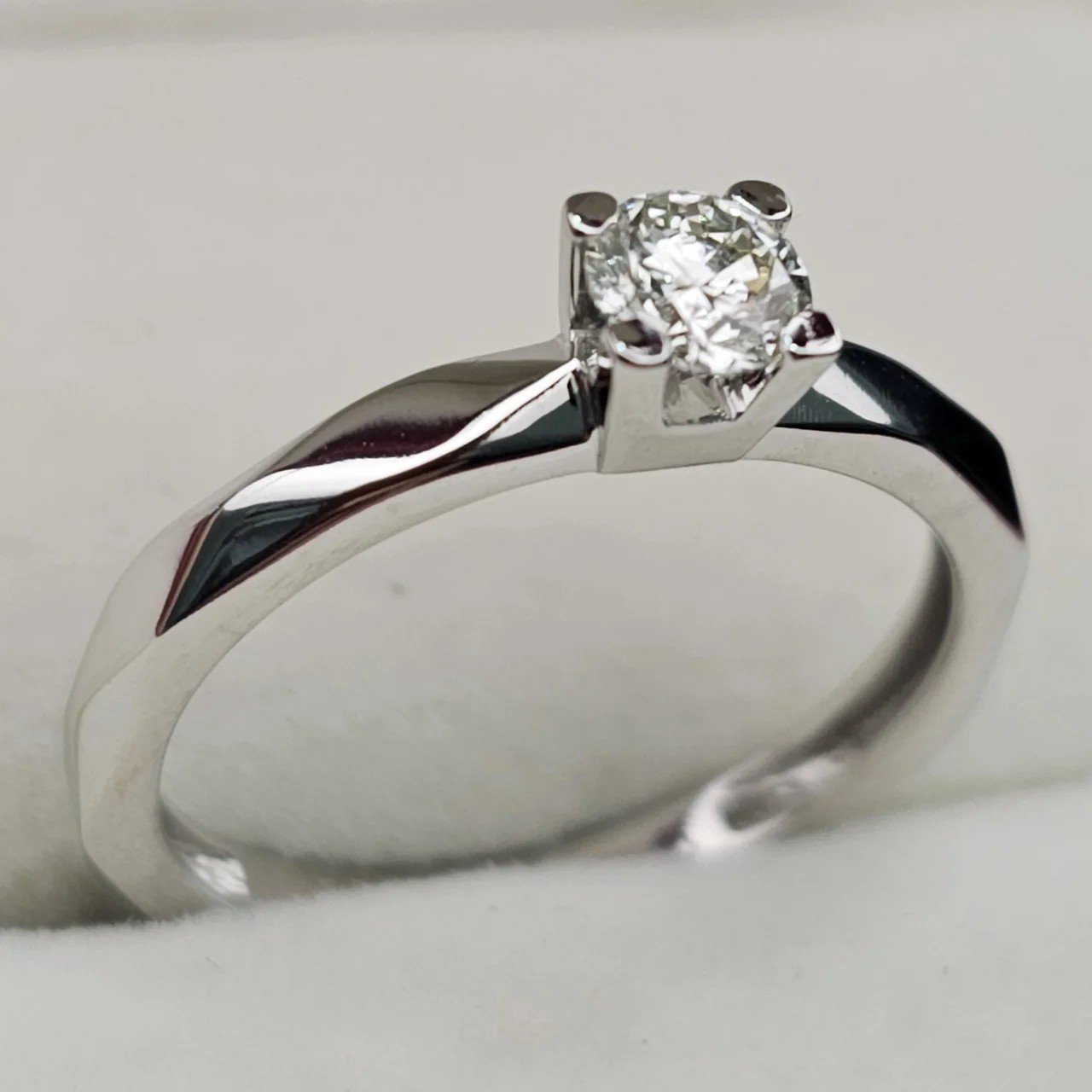 Кольцо Deimantas 107988401 17р 2,35гр 0,32ct. купить,NaN