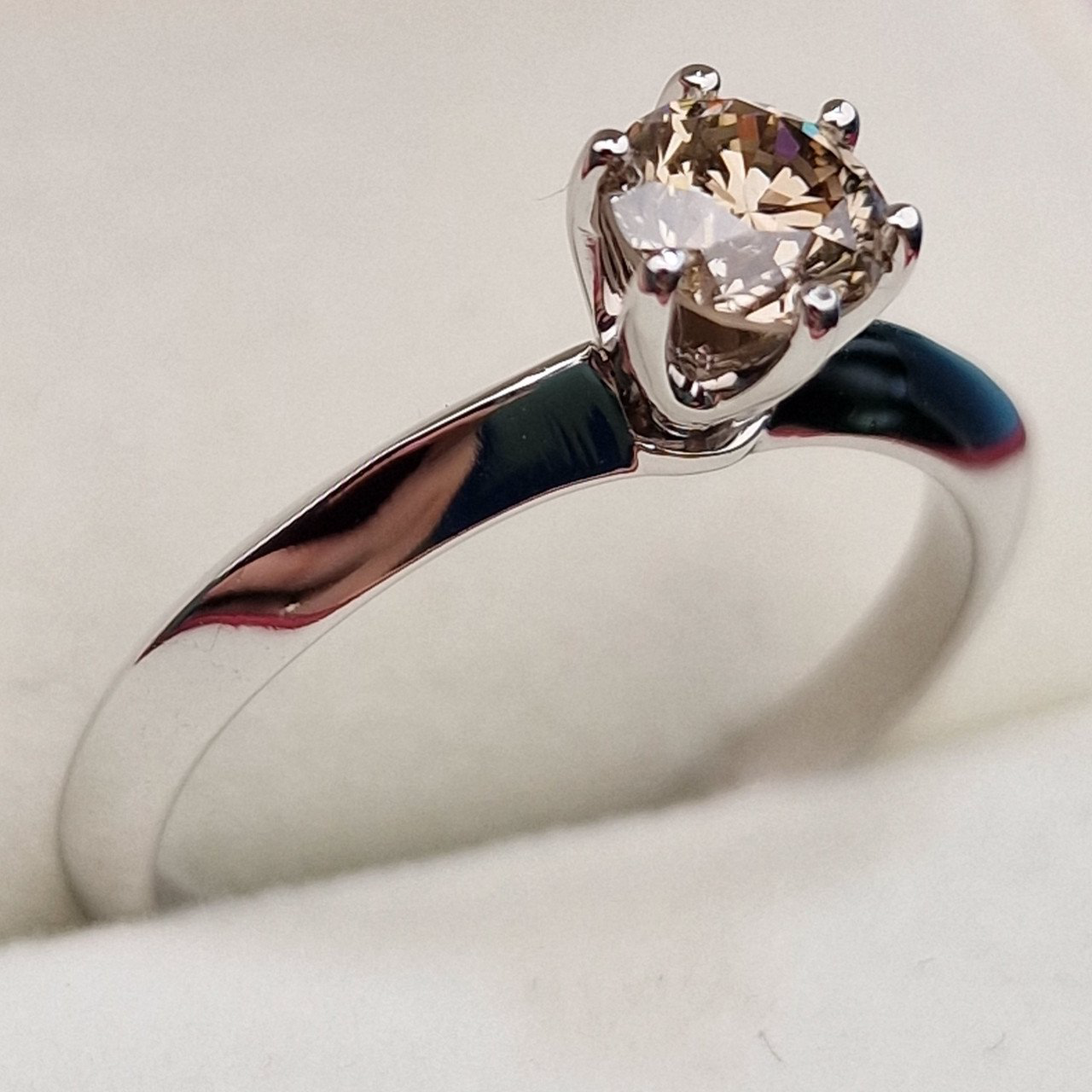 Кольцо Deimantas 100685974 17,8р 2,66гр 0,637ct. купить,NaN