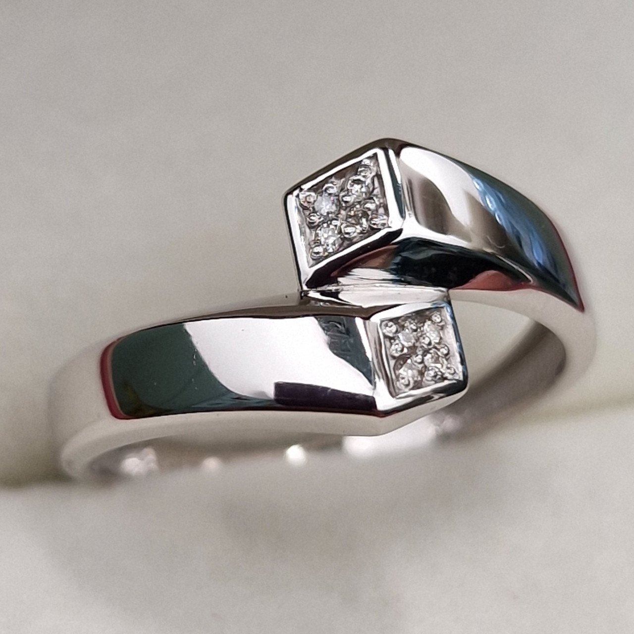 Кольцо Deimantas 101102956 17,5р 1,77гр 0,032ct. купить,NaN