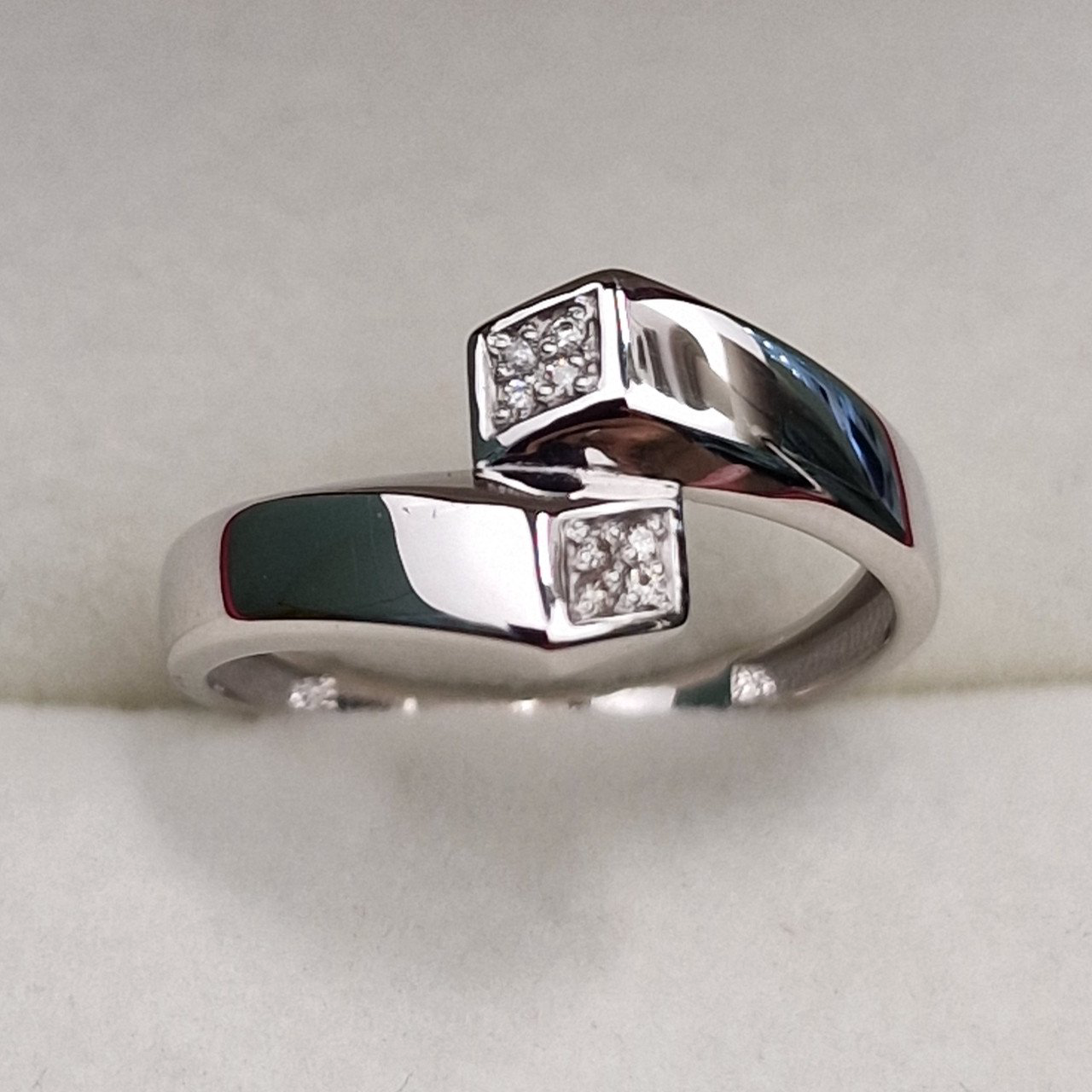 Кольцо Deimantas 101102956 17,5р 1,77гр 0,032ct. купить,NaN