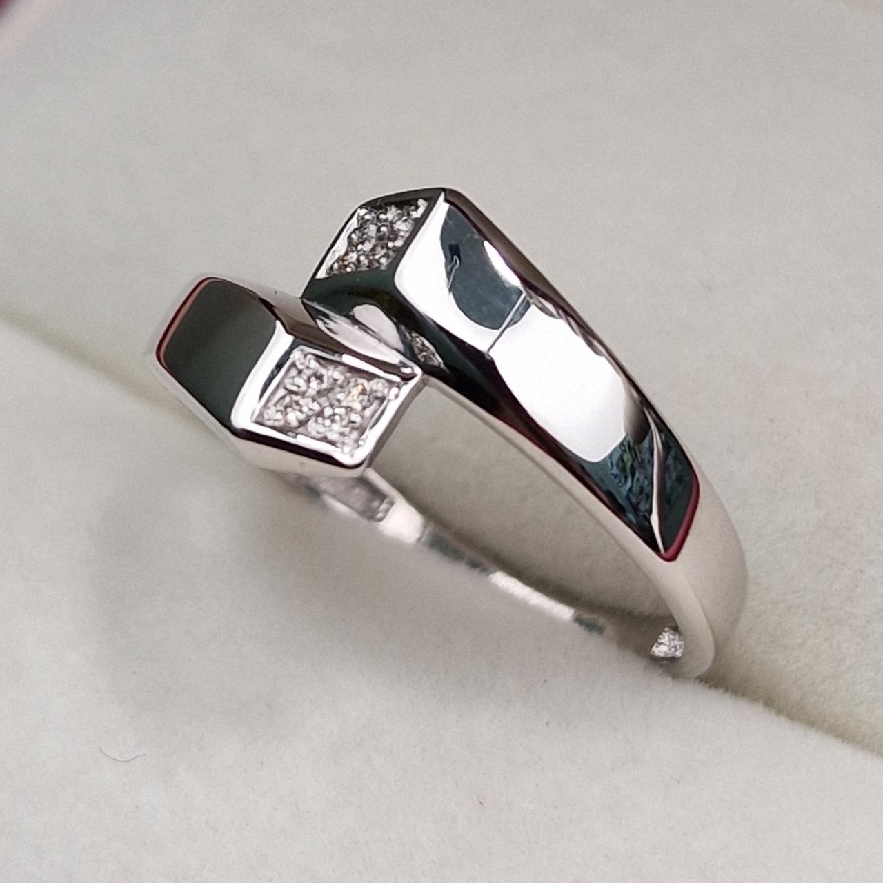 Кольцо Deimantas 101102956 17,5р 1,77гр 0,032ct. купить,NaN