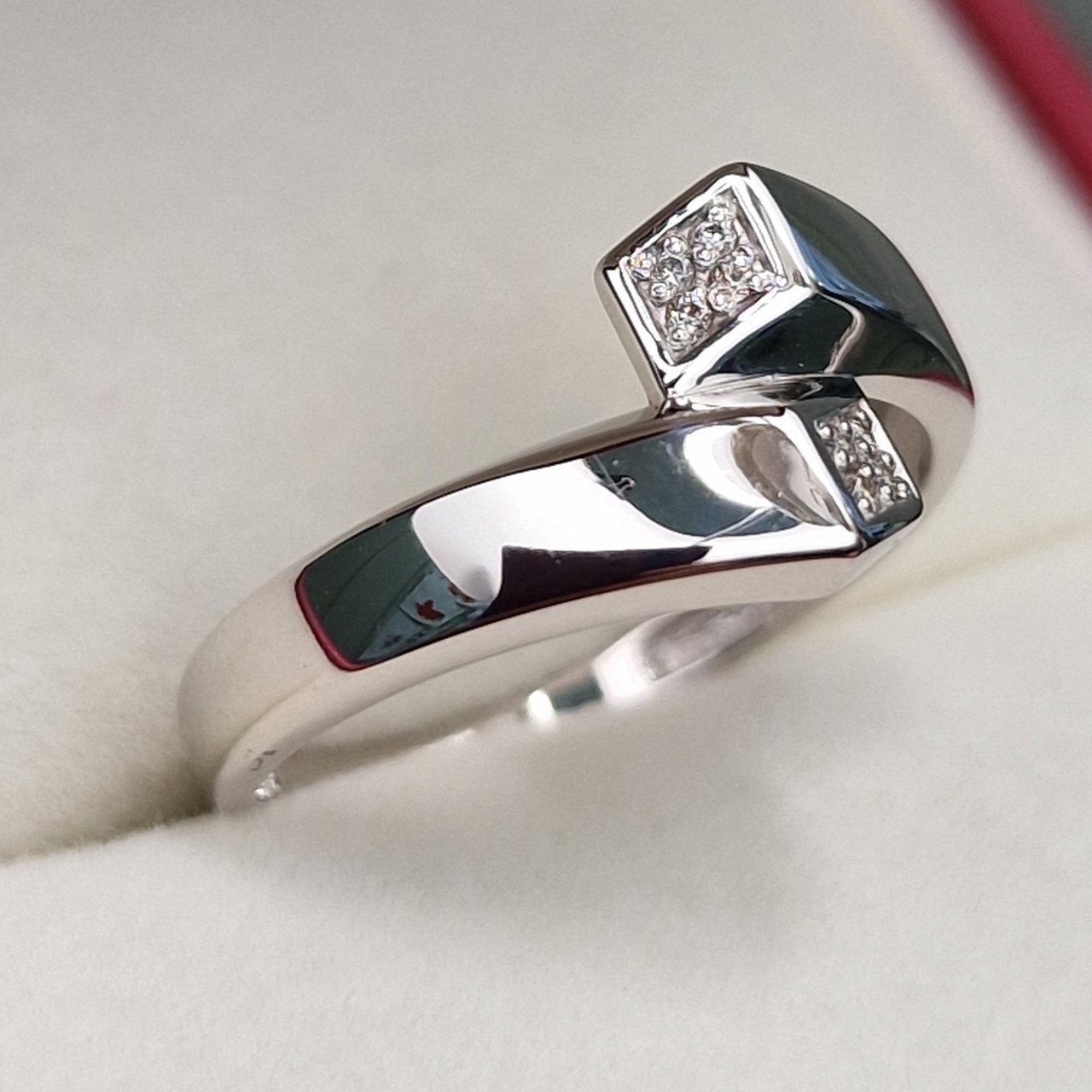 Кольцо Deimantas 101102956 17,5р 1,77гр 0,032ct. купить,NaN