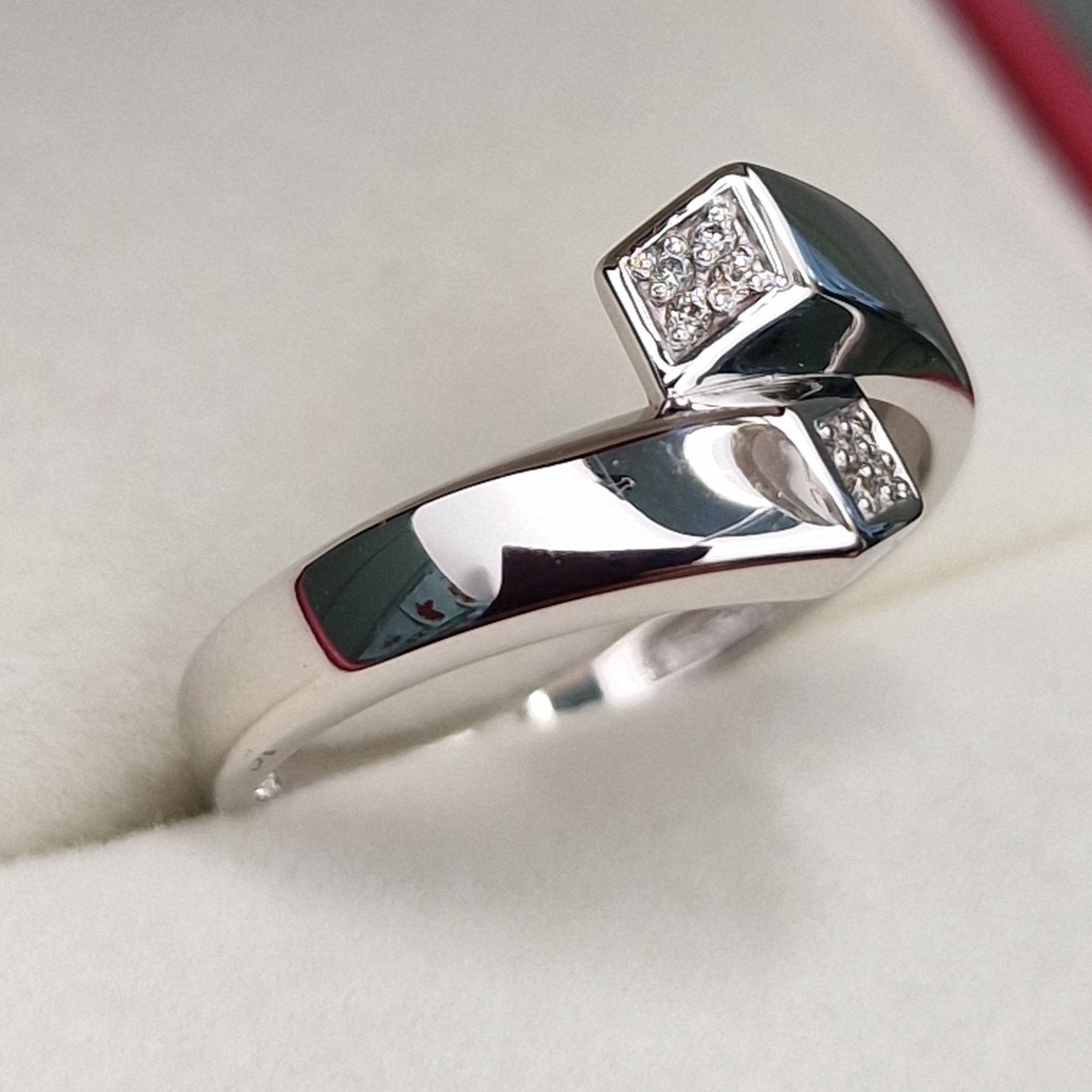 Кольцо Deimantas 101102956 17,5р 1,77гр 0,032ct. купить,NaN