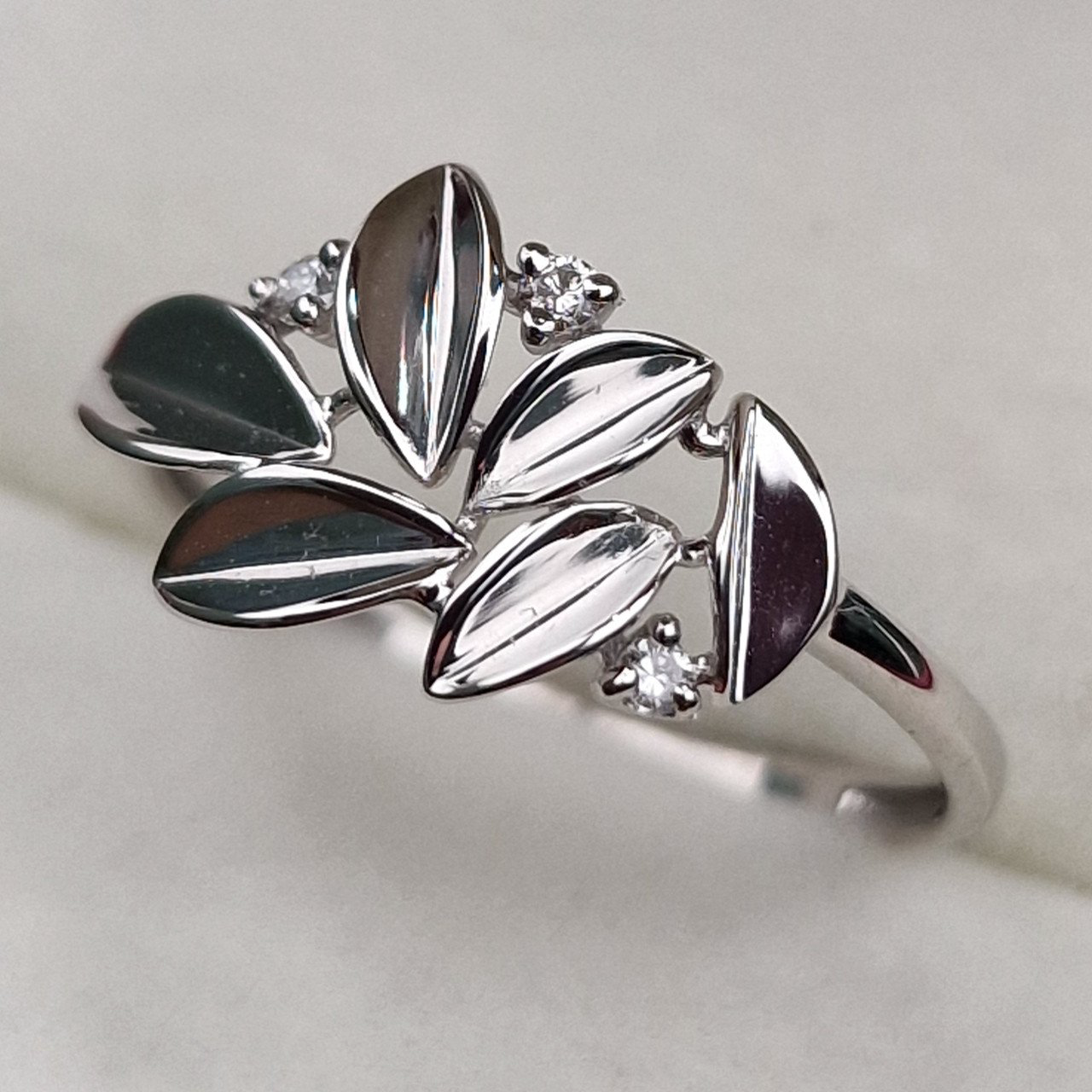 Кольцо Deimantas 101102968 17,5р 1,29гр 0,030ct. купить,NaN