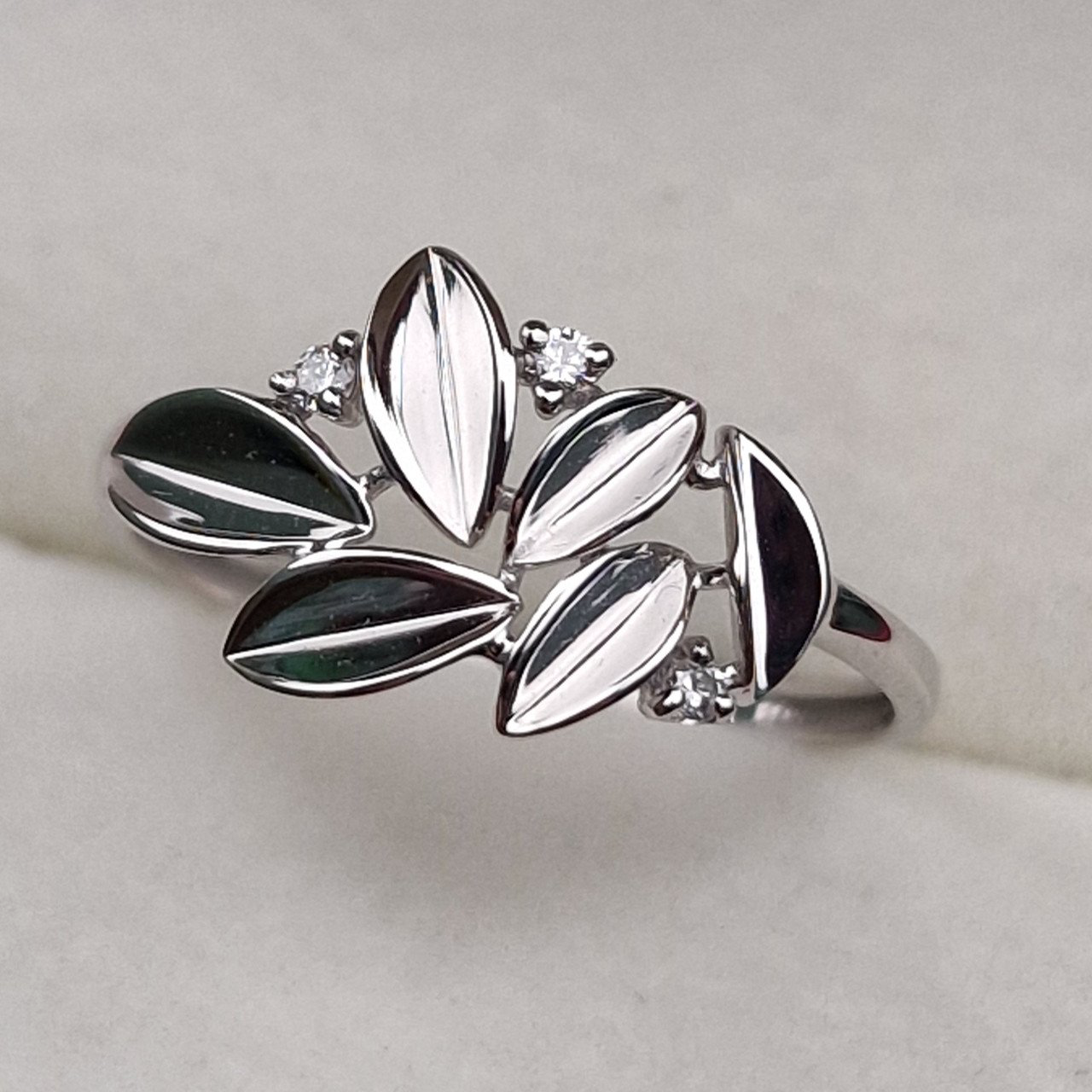 Кольцо Deimantas 101102968 17,5р 1,29гр 0,030ct. купить,NaN