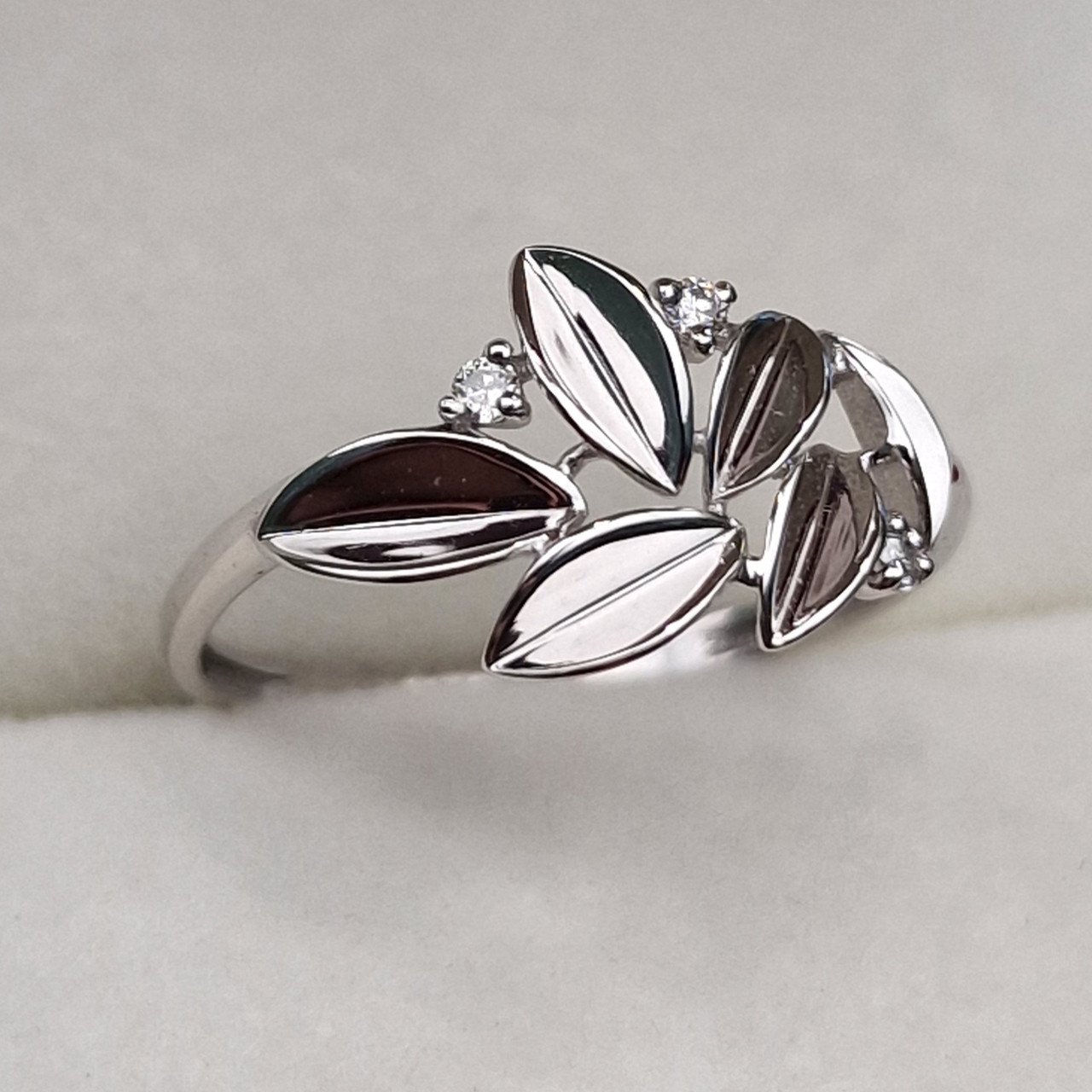 Кольцо Deimantas 101102968 17,5р 1,29гр 0,030ct. купить,NaN