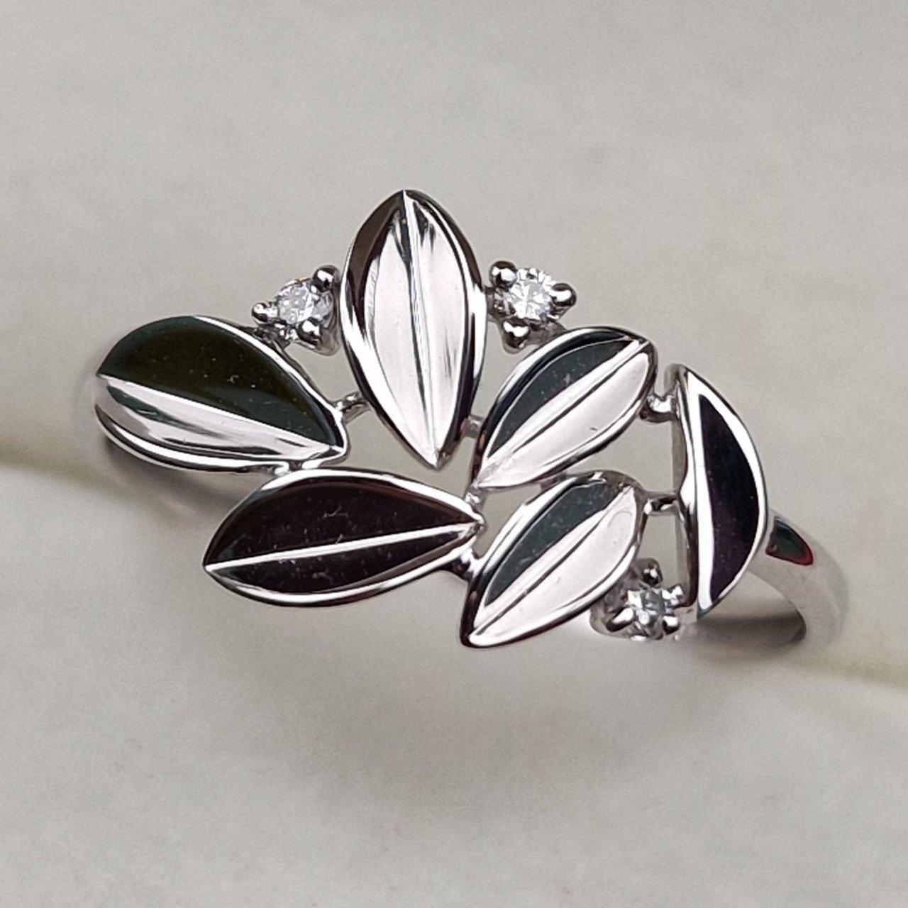 Кольцо Deimantas 101102968 17,5р 1,29гр 0,030ct. купить,NaN