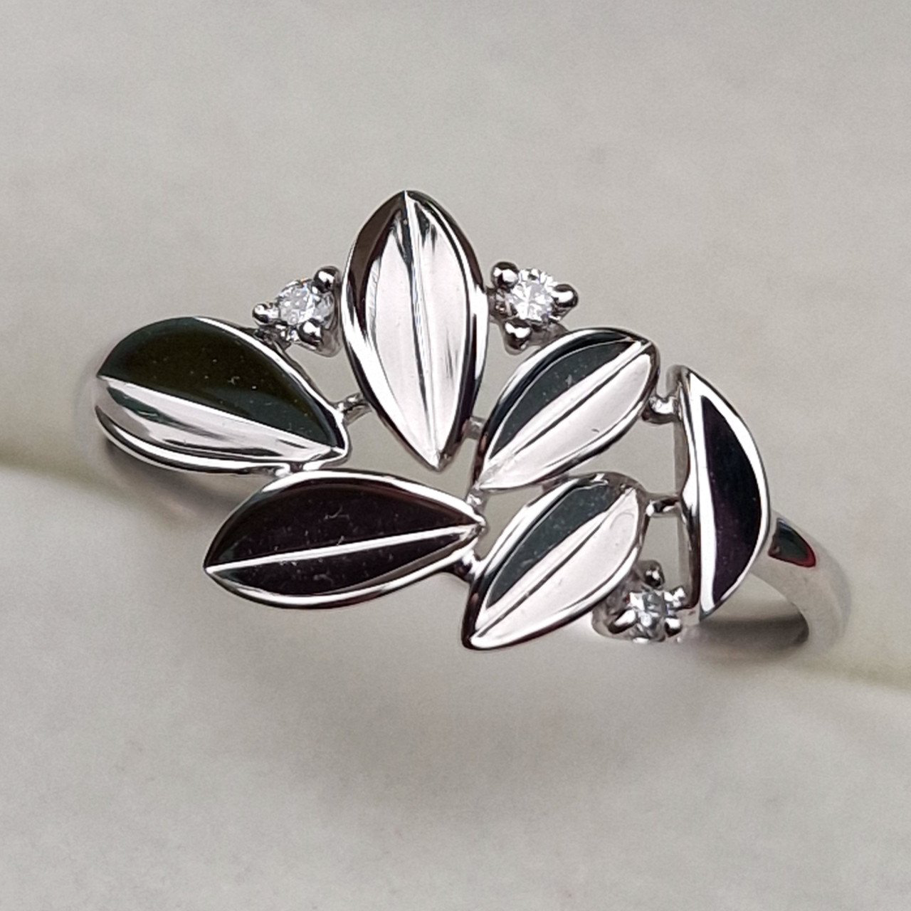 Кольцо Deimantas 101102968 17,5р 1,29гр 0,030ct. купить,NaN
