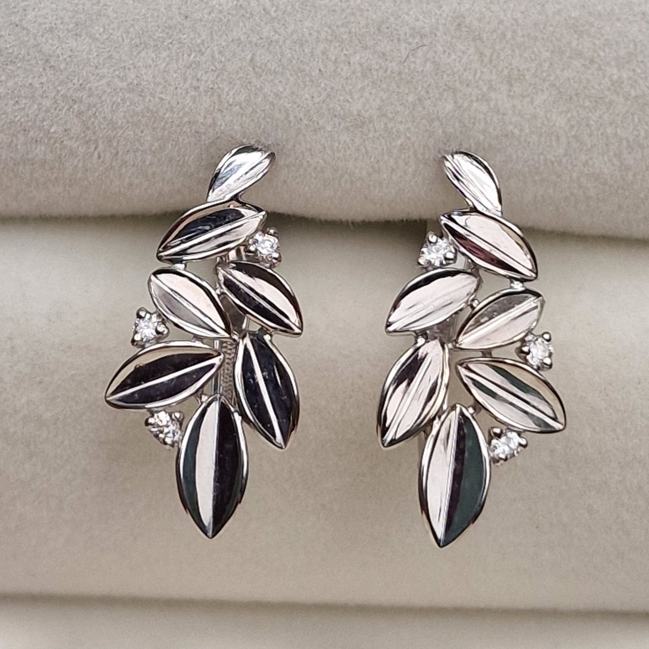 Серьги Deimantas 101103285 2,5гр 0,071ct. купить,NaN