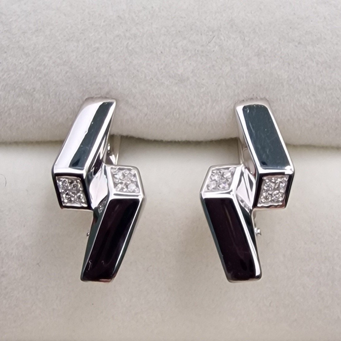 Серьги Deimantas 101103294 16р 2,1гр 0,063ct. купить,NaN