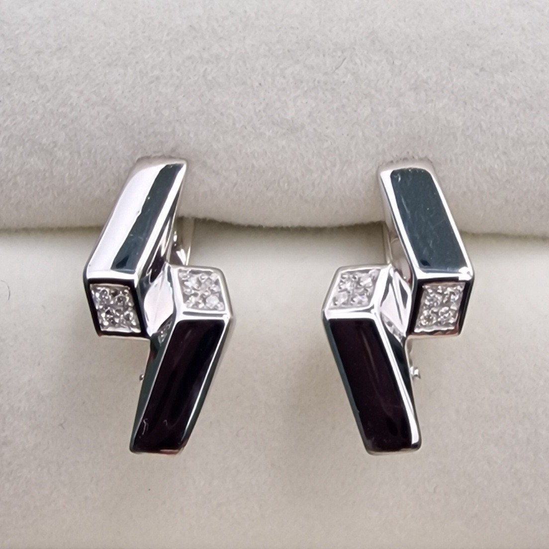 Серьги Deimantas 101103294 16р 2,1гр 0,063ct. купить,NaN