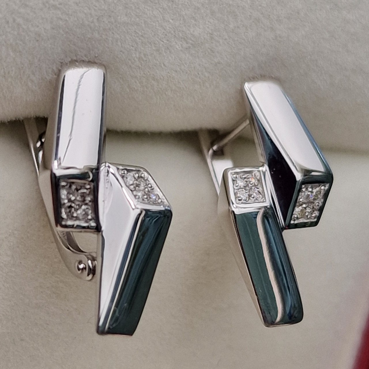 Серьги Deimantas 101103294 16р 2,1гр 0,063ct. купить,NaN