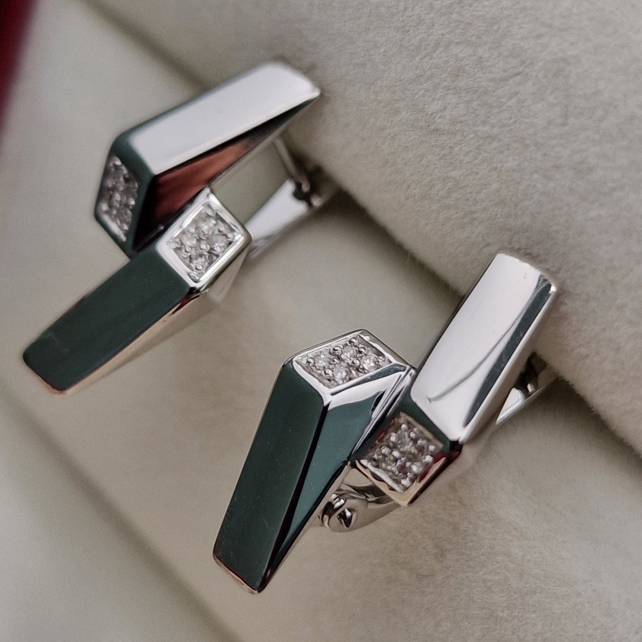 Серьги Deimantas 101103294 16р 2,1гр 0,063ct. купить,NaN