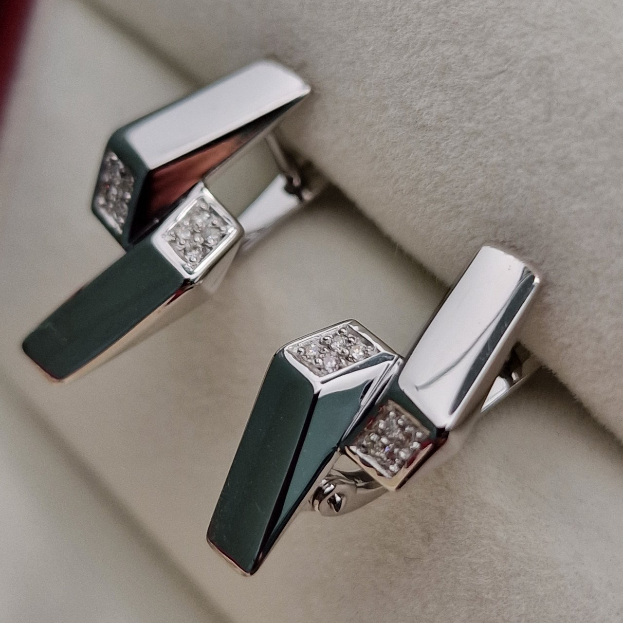 Серьги Deimantas 101103294 16р 2,1гр 0,063ct. купить,NaN