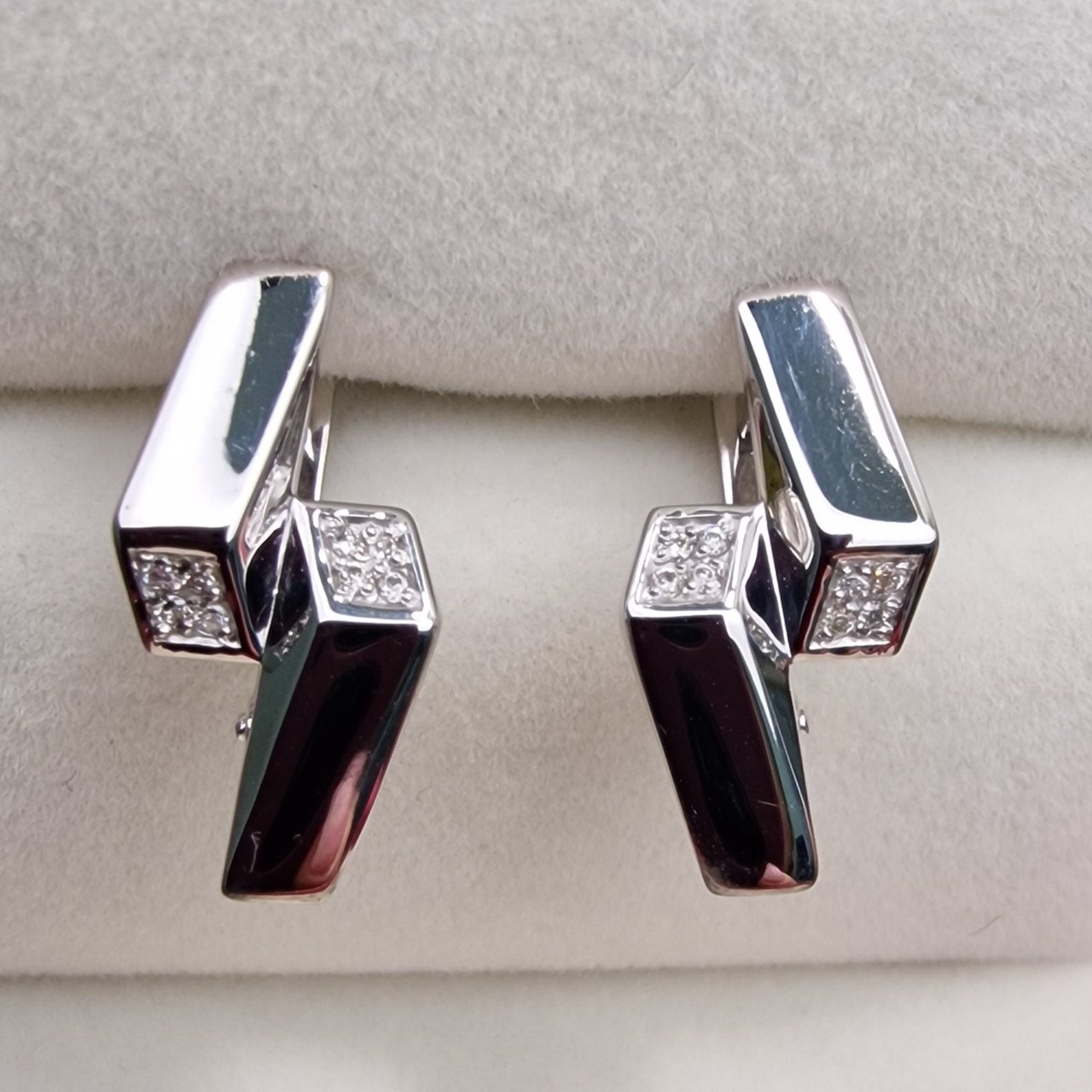 Серьги Deimantas 101103294 16р 2,1гр 0,063ct. купить,NaN