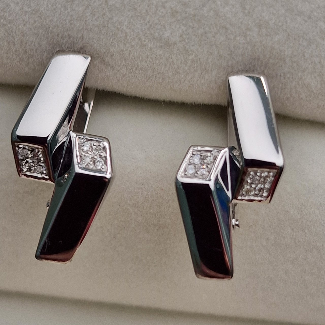 Серьги Deimantas 101103294 16р 2,1гр 0,063ct. купить,NaN