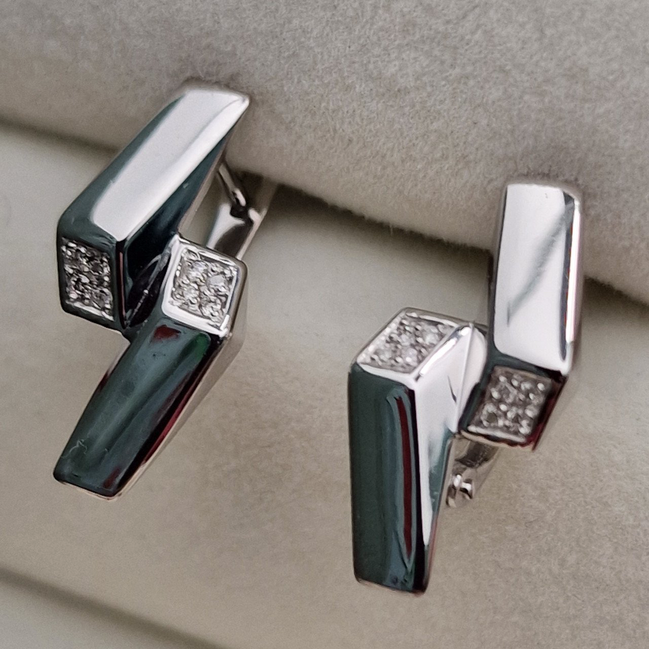 Серьги Deimantas 101103294 16р 2,1гр 0,063ct. купить,NaN