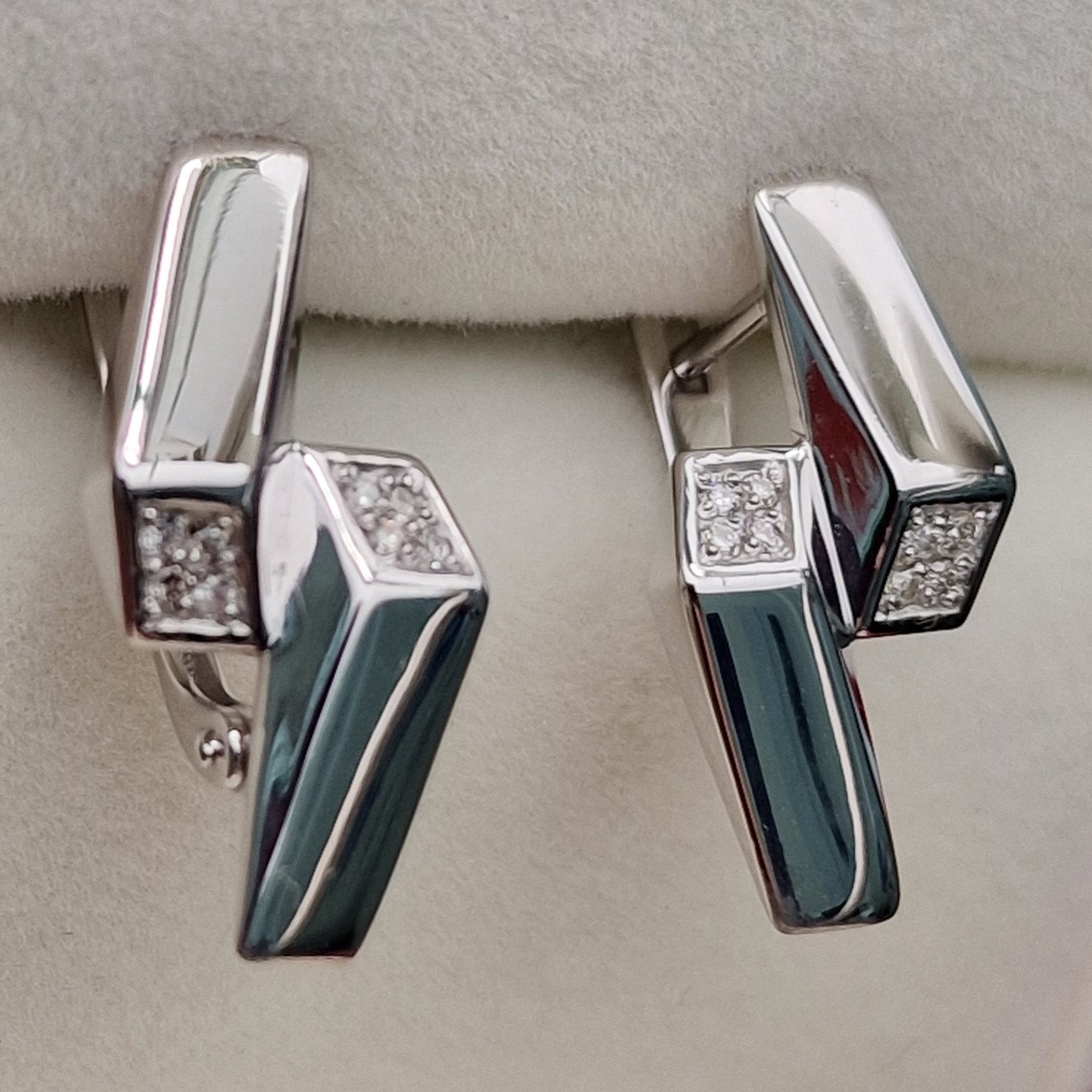 Серьги Deimantas 101103294 16р 2,1гр 0,063ct. купить,NaN