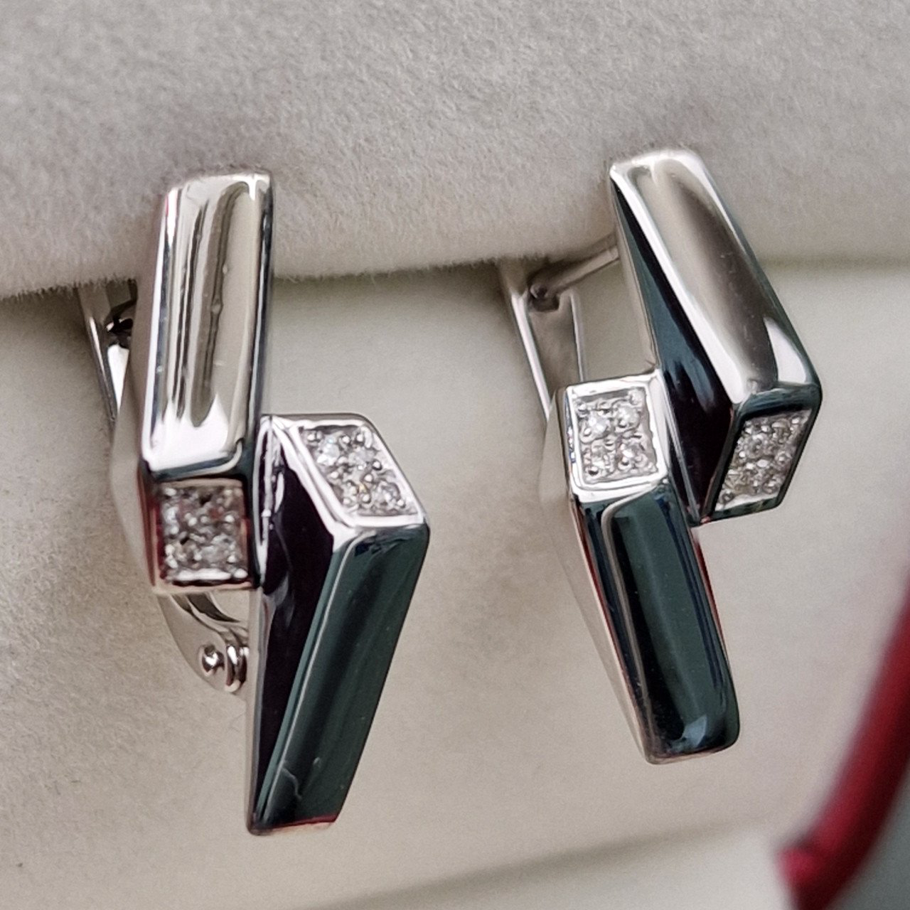 Серьги Deimantas 101103294 16р 2,1гр 0,063ct. купить,NaN